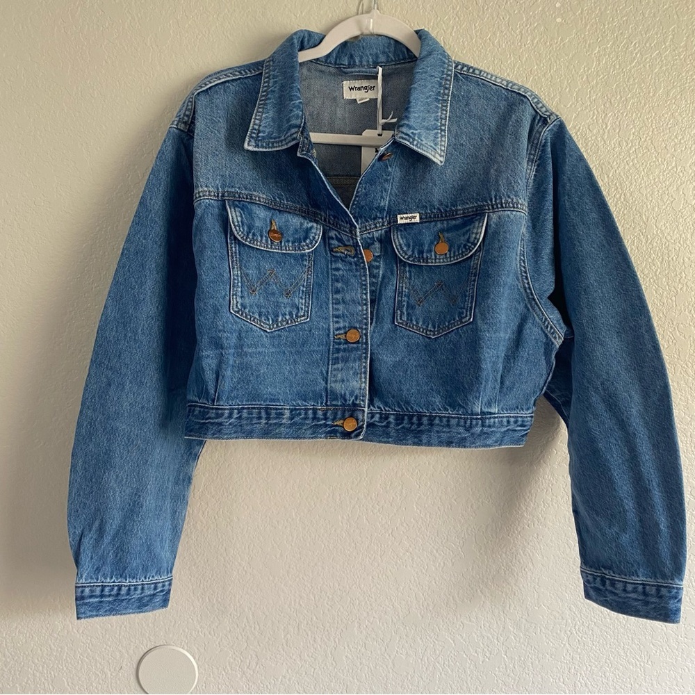 Wran­gler Women's Cowboy Crop Denim Jacket in Together Again - Picture 4 of 10